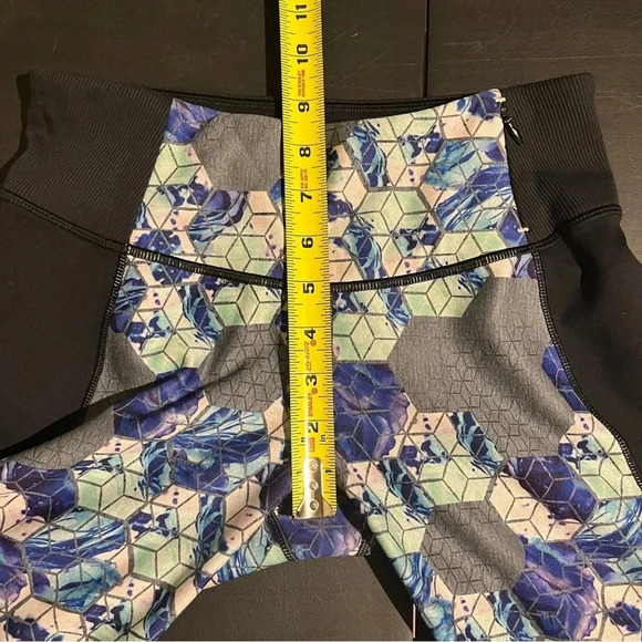 CALIA by Carrie Underwood Size Small Essential Geo Printed Tulip Hem Legging - Picture 11 of 12